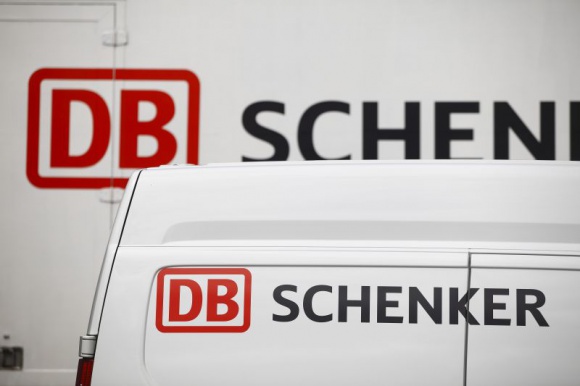 Rozwijaj swoją karierę z DB Schenker Praca, BIZNES - DB Schenker po raz siódmy zaprasza studentów i absolwentów uczelni wyższych do udziału w 3-miesięcznym, płatnym programie stażowym. Aplikować można do 31 marca na www.dbschenker-student.pl.