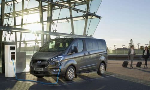 Verdenspremiere: 8-seters Ford Tourneo Custom ladbar hybrid