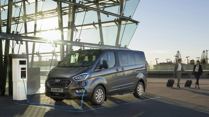 Verdenspremiere: 8-seters Ford Tourneo Custom ladbar hybrid