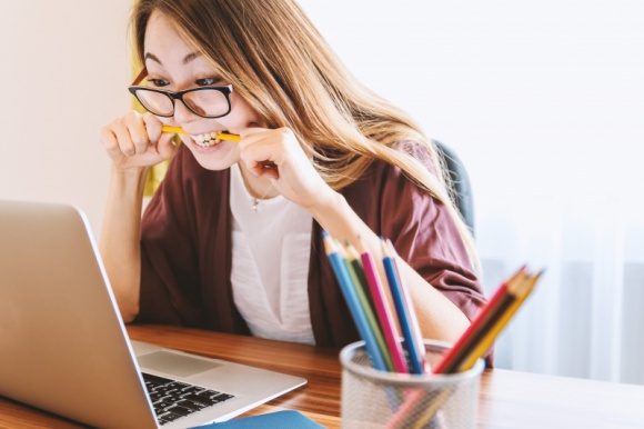 Student na rynku pracy: Polska, czyli „zagranica” Praca, BIZNES - Z raportu na zlecenie OTTO Work Force wynika, że aż 83% studentów podejmuje pracę już w czasie trwania edukacji. Niestety, co trzeci rozważa wyjazd za granicę, by lepiej zarabiać. Są jednak pewne benefity, które skłoniłyby go do pozostania w Polsce.