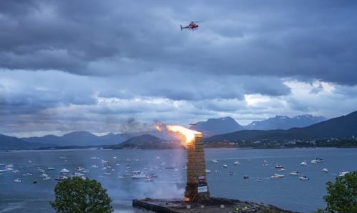 Grillet hamburger fra helikopter over verdens største bål