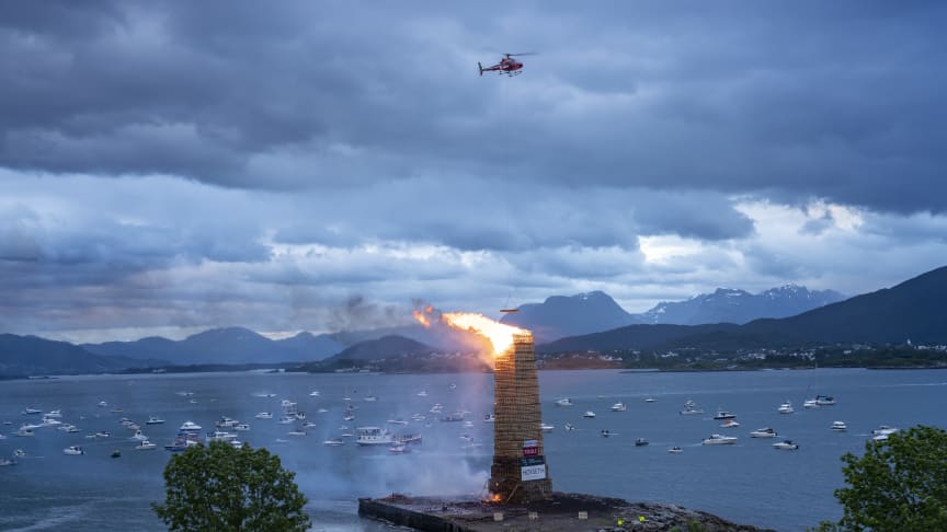 Grillet hamburger fra helikopter over verdens største bål