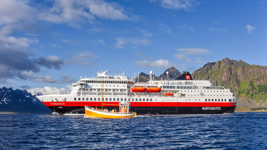 ​Hurtigruten stopper de fleste seilingene – permitterer ytterligere 2600 ansatte